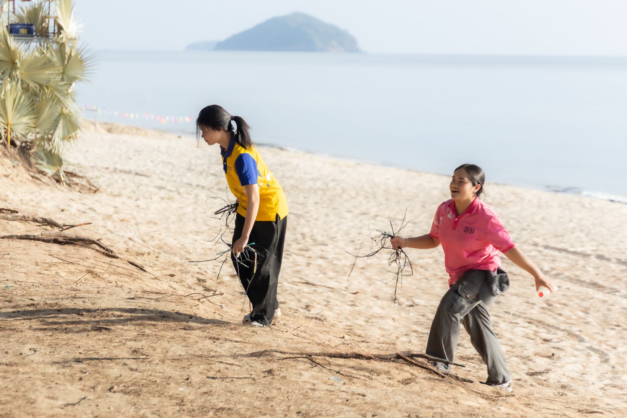 นักศึกษาคณะครุศาสตร์ฯ มทร.ศรีวิชัย ร่วมกิจกรรมจิตอาสา "Beach Trash Zero" เก็บขยะชายหาดชลาทัศน์ สร้างจิตสำนึกรักษ์ธรรมชาติและสิ่งแวดล้อม ภาพที่ 2